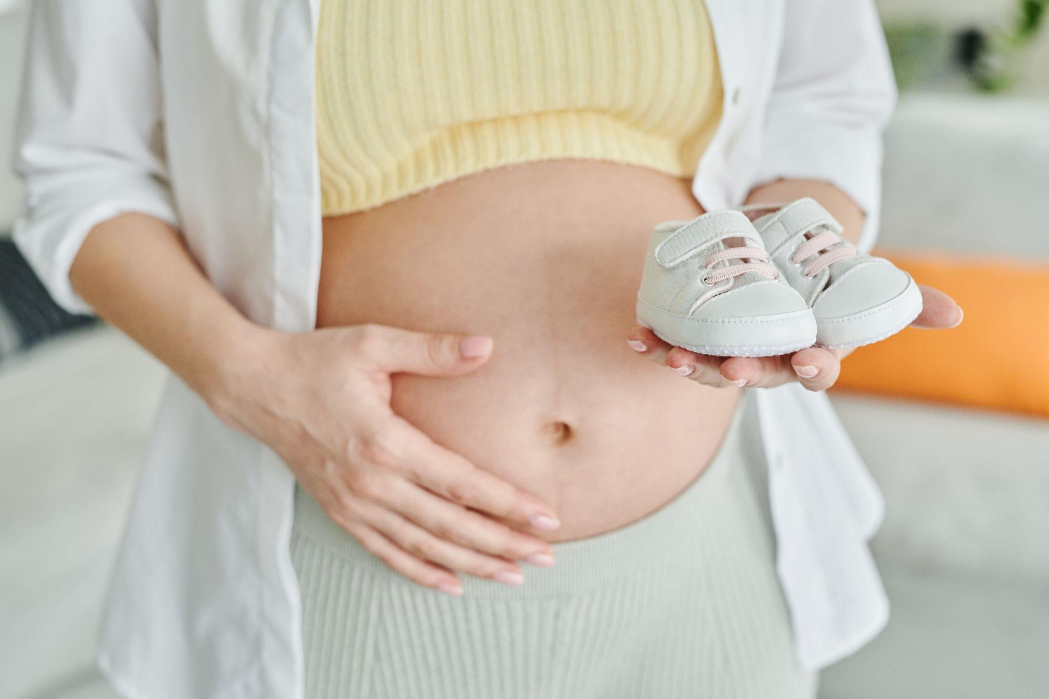 Шевеления на 19 неделе беременности. Шевеление плода. Суррогатное материнство в США. Шевеление плода акушером.