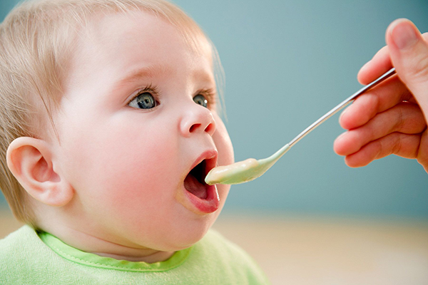 Cho trẻ ăn dặm muộn có tốt không? 6 nguy cơ nhãn tiền!