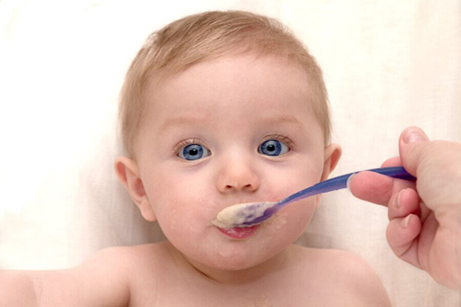 Mothers should give babies solid foods when the baby turns 6 months old