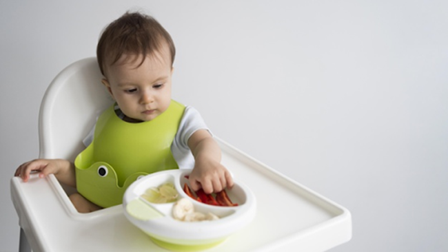 Mẹ nên cho bé ăn thức ăn từ loãng đến đặc để bé dần thích nghi