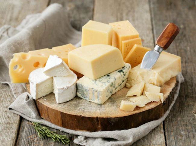 High-fat cheese causes indigestion and fullness of the mother's belly, so limit feeding to the baby