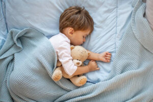 Trẻ sơ sinh ngủ bao nhiêu tiếng 1 ngày? Làm gì nếu bé ngủ quá ít – quá nhiều?