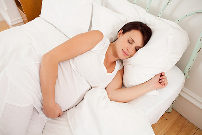 Gối ngủ có thể giúp mẹ cải thiện tư thế nằm ngủ tốt
