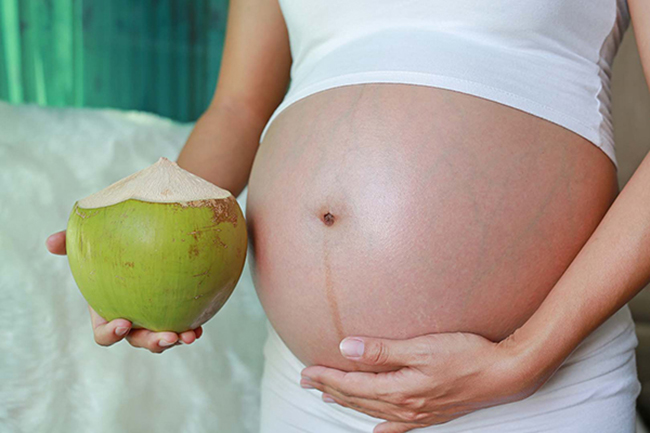 Khi nào mẹ bầu cần tránh uống nước dừa?