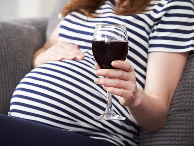 Mẹ mang thai không được uống rượu bia