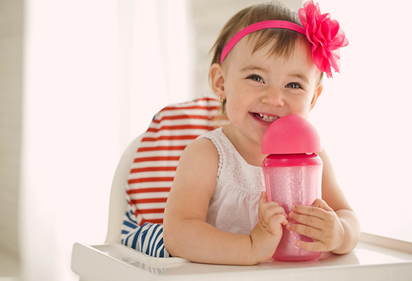 Trẻ dưới 1 tuổi uống nước dừa được không? Tùy tháng tuổi mẹ nhé!