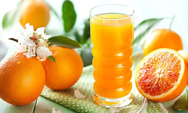 Uống nước cam giúp giữ cho mẹ trái tim khỏe mạnh