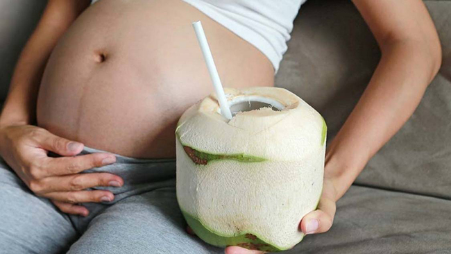 3 tháng giữa thai kỳ có nên uống nước dừa