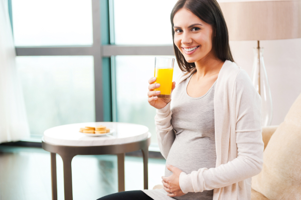 Mẹ bầu 3 tháng đầu cần lưu ý gì khi uống nước cam