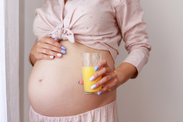 Nước cam uống được khi mẹ đang mang thai