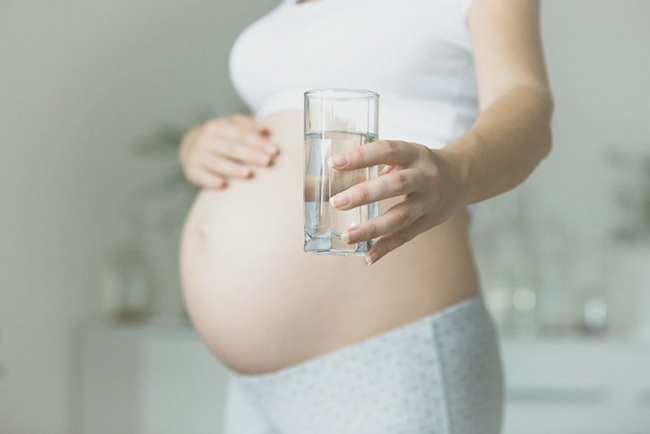Mẹ bầu uống nước để kích thích thai nhi di 
