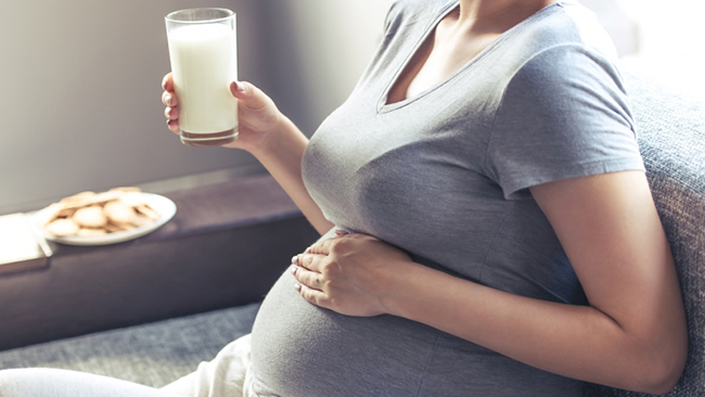 Ơ tuần 20 mẹ bầu nên uống nhiều sữa