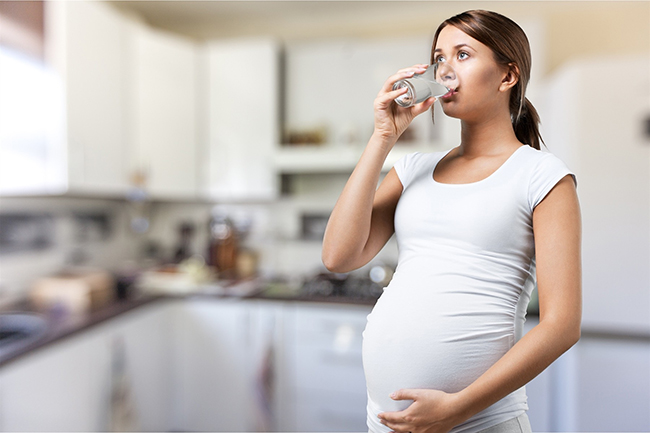 Uống nhiều nước giúp mẹ bầu giữ ấm cơ thể