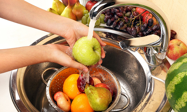 Rửa sạch trái cây trước khi ăn để đánh bay mọi hại khuẩn