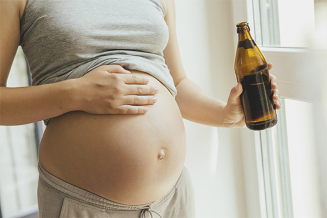 Lầm tưởng của mẹ bầu khi uống bia 3 tháng cuối thai kỳ