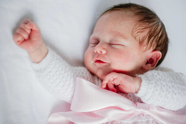 Nguyên tắc mặc đồ cho bé sơ sinh khi ngủ