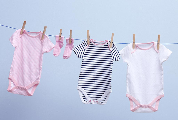 Phơi quần áo trẻ sơ sinh qua đêm: 4 tác hại khôn lường!
