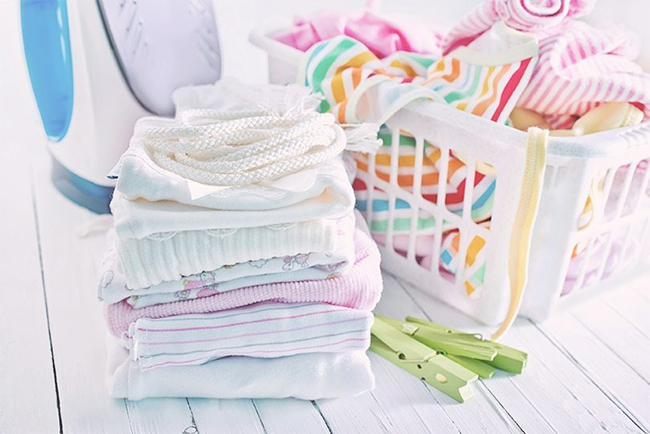 Quần áo trẻ sơ sinh có nên giặt xà phòng?