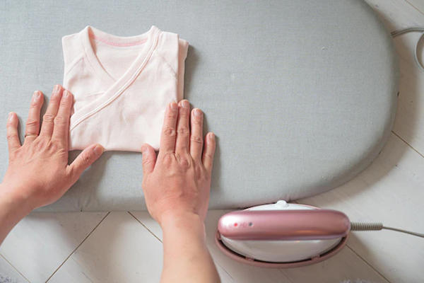 Quần áo trẻ sơ sinh có nên ủi? Nên ủi để quần áo con phẳng phiu