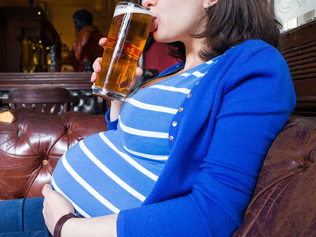 Tác hại khi mẹ bầu uống bia ở 3 tháng cuối