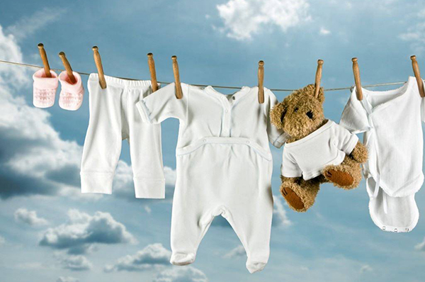 Có những thành phần chính nào trong thuốc tẩy quần áo cho trẻ sơ sinh?
