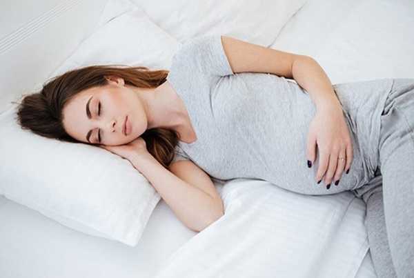 Bầu 3 tháng cuối nằm nghiêng bên phải được không? Hạn chế mẹ nhé! 