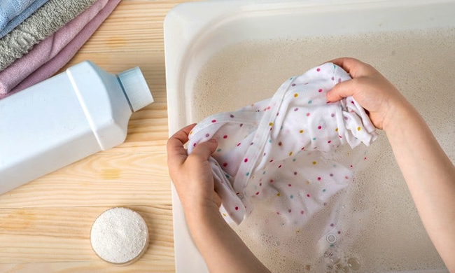 Giặt quần áo trẻ sơ sinh có được vắt không?