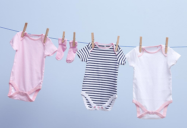 Phơi quần áo cho trẻ sơ sinh