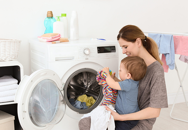 Lý do mẹ nên giặt quần áo cho bé bằng máy giặt