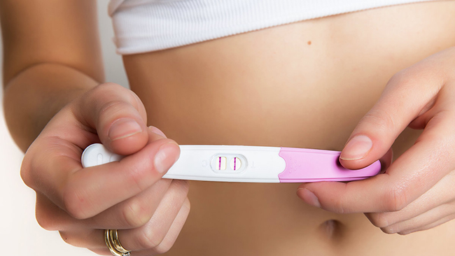 Tại sao thai chưa vào tử cung nhưng quê lên 2 vạch