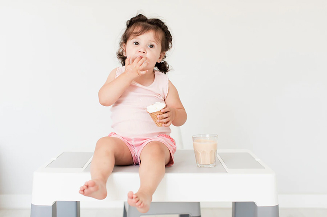 Có nên cho bé ăn váng sữa hàng ngày?