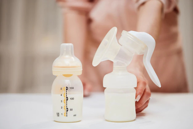 Mẹo giúp mẹ hạn chế lượng sữa bỏ phí