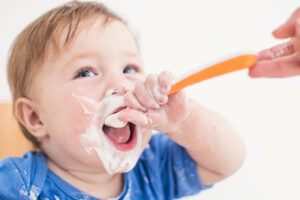 Trẻ mấy tháng ăn được váng sữa? Tốt nhất là khi bé đủ 10 tháng 