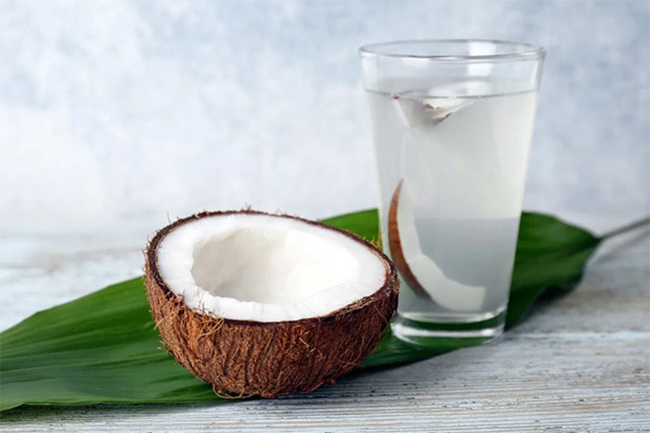 Trẻ sốt uống nước dừa được không?