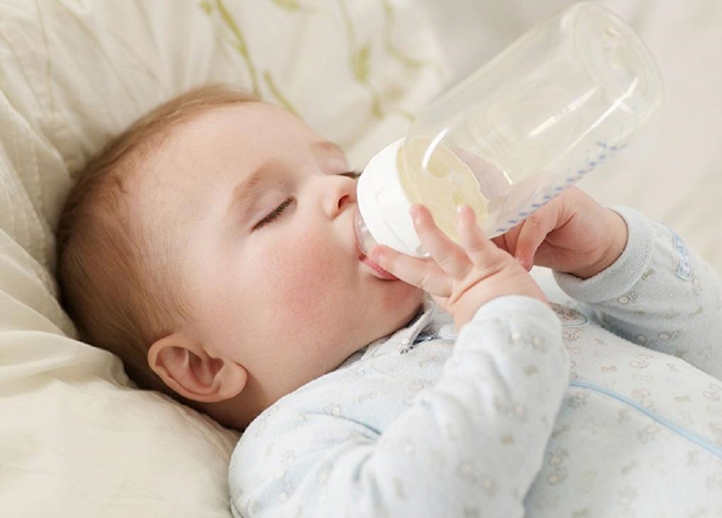 Cách cho bé uống sữa cao năng lượng