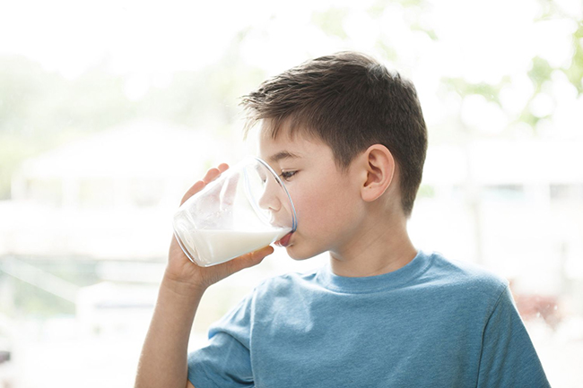 Dấu hiệu bé uống sữa cao năng lượng sai cách