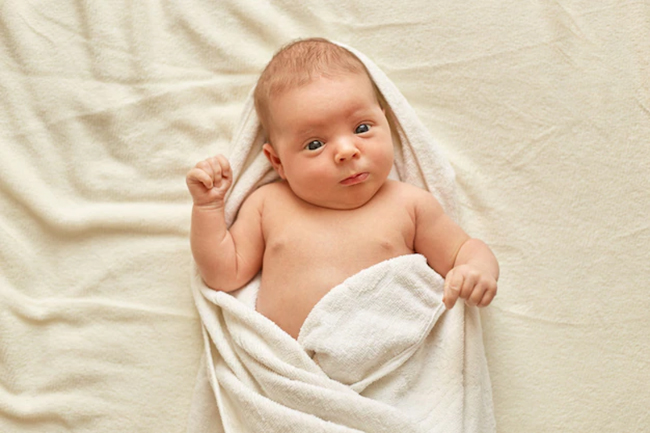 Lầm tưởng về công dụng của nước dừa khi tắm cho trẻ sơ sinh