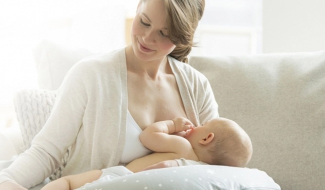 Mẹo khắc phục tình trạng ngực to ngực nhỏ khi cho bé bú cho mẹ