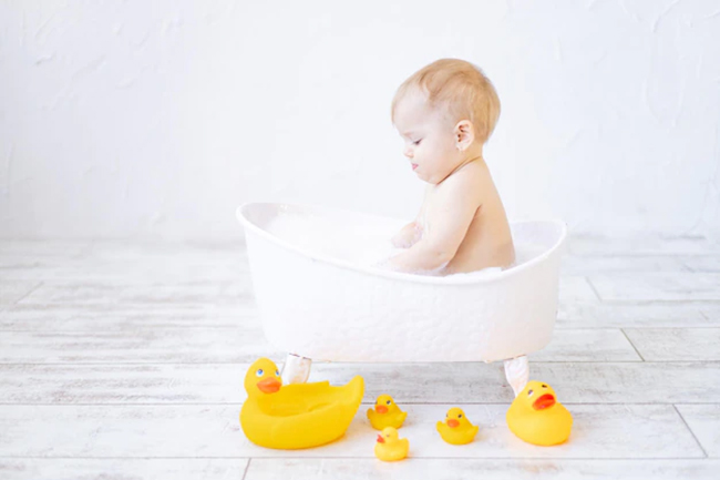 Tác hại khi tắm nước dừa sai cách cho trẻ sơ sinh