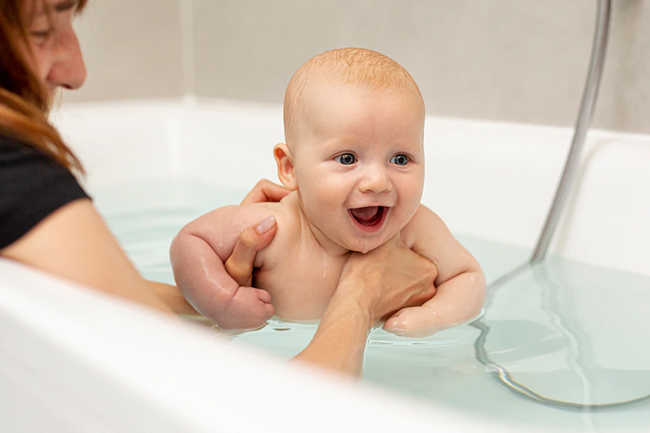 Tắm nước dừa cho trẻ sơ sinh