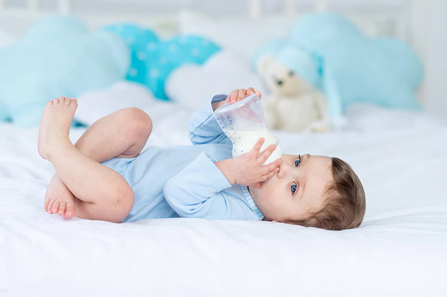 Tác hại bé uống sữa cao năng lượng sai thời điểm