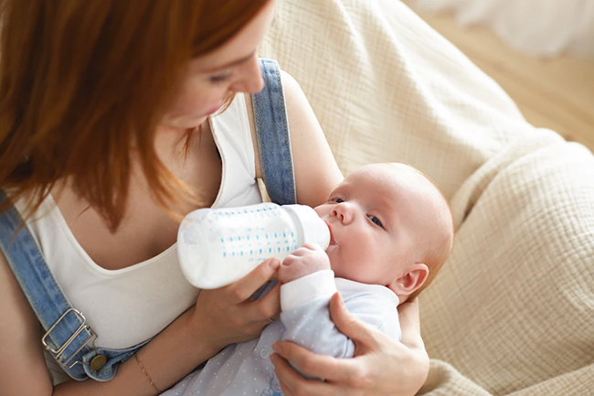 Thời điểm bé uống sữa cao năng lượng theo độ tuổi