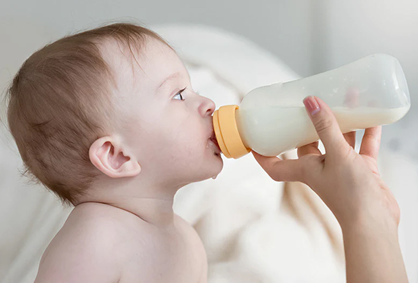 Bé uống sữa xong là ị: Nguyên nhân, triệu chứng, cách khắc phục