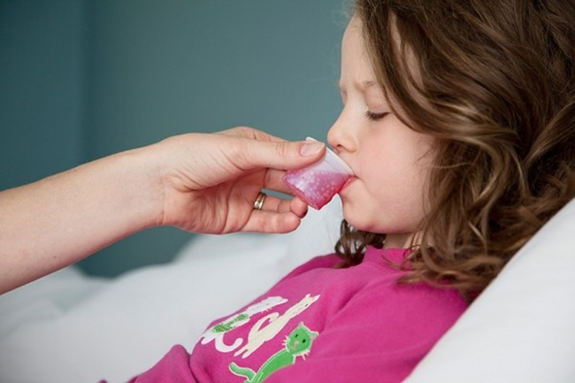 Cách xử lý khi bé sốt cao không hạ do cúm A